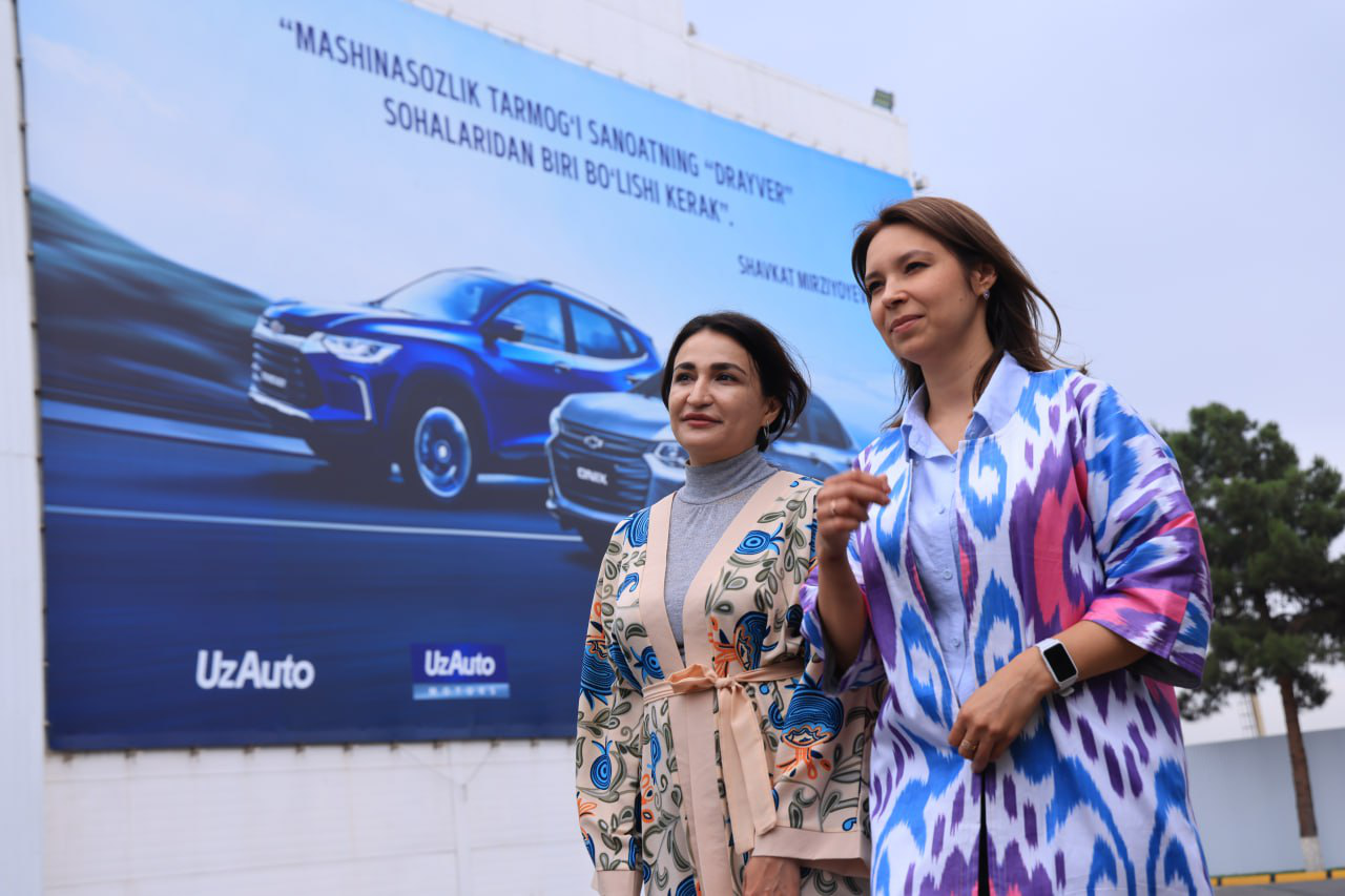 Haftaning har juma kuni “UzAuto Motors” AJ Asaka zavodida milliy libosda ishga kelish odatga aylanib ulgurdi.